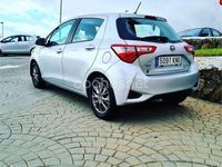 Usado Toyota Yaris Hybrid Active 100 CV (73 kW) 2018 Gris / plata Berlina