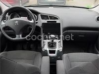 Usado Peugeot 5008 Style 120 CV (88 kW) 2015 Gris / plata Monovolumen