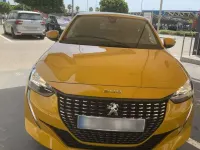 Usado Peugeot 208 Active 99 CV (72 kW) 2021 Amarillo Utilitario