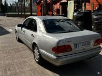 Usado Mercedes E300 Elegance 177 CV (130 kW) 1998 Gris / plata Berlina