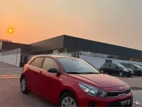 Usado Kia Rio 84 CV (61 kW) 2017 Granate Berlina