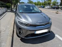 Usado Kia Stonic 100 CV (73 kW) 2024 Gris / plata SUV