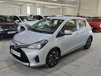 Usado Toyota Yaris Hybrid City 100 CV (73 kW) 2015 Gris / plata Berlina