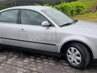 Usado VW Passat Edition 101 CV (74 kW) 2001 Gris / plata Berlina