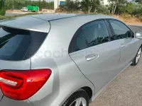 Usado Mercedes A180 Urban 109 CV (80 kW) 2016 Gris / plata Utilitario