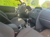Usado Renault Mégane Authentique 105 CV (77 kW) 2006 Rojo Berlina