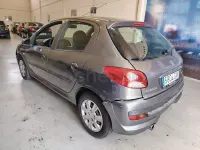 Usado Peugeot 206 60 CV (44 kW) 2010 Gris / plata Berlina