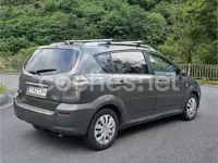 Usado Toyota Corolla Verso Sol 90 CV (66 kW) 2004 Gris / plata Monovolumen