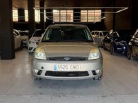 Usado Ford Fiesta Ghia 80 CV (58 kW) 2003 Gris / plata Utilitario