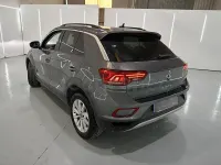 Usado VW T-Roc Life 150 CV (110 kW) 2023 Gris / plata SUV