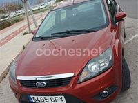 Usado Ford Focus Ghia 115 CV (84 kW) 2008 Granate Berlina