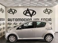 Usado Toyota Aygo Live 68 CV (50 kW) 2013 Gris / plata Utilitario