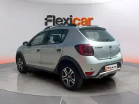 Usado Dacia Sandero Comfort 95 CV (69 kW) 2019 Gris Utilitario