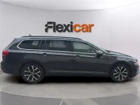 Usado VW Passat 122 CV (89 kW) 2022 Gris Familiar