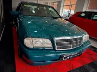 Usado Mercedes C180 122 CV (89 kW) 1998 Verde Berlina