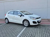 Usado Kia Rio 85 CV (62 kW) 2014 Blanco Berlina