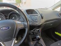 Usado Ford Fiesta Trend 75 CV (55 kW) 2015 Blanco Berlina