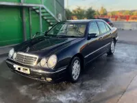 Usado Mercedes E240 Elegance 170 CV (125 kW) 2001 Azul Berlina