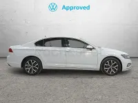 Usado VW Passat Executive 150 CV (110 kW) 2022 Blanco Familiar