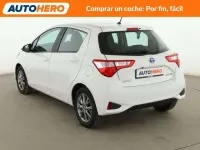 Usado Toyota Yaris Hybrid Active 99 CV (72 kW) 2017 Blanco Utilitario