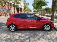 Usado Renault Clio V Intens 90 CV (66 kW) 2022 Rojo Berlina