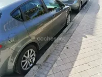 Usado Seat Leon Reference 105 CV (77 kW) 2012 Gris / plata Berlina