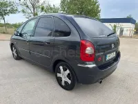 Usado Citroën Xsara Picasso Exclusive 110 CV (80 kW) 2006 Negro Monovolumen