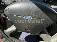 Usado Ford Focus Ambiente 100 CV (73 kW) 2002 Rojo Familiar