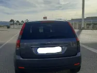 Usado Ford Fiesta Ghia 90 CV (66 kW) 2005 Gris Utilitario