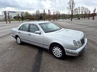 Usado Mercedes E230 Elegance 150 CV (110 kW) 1995 Gris / plata Berlina