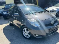 Usado Toyota Yaris 101 CV (74 kW) 2010 Gris / plata Utilitario