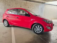 Usado Hyundai i20 85 CV (62 kW) 2013 Rojo Utilitario