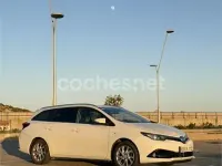 Usado Toyota Auris Hybrid Active 136 CV (100 kW) 2017 Blanco Familiar