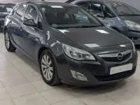 Usado Opel Astra Excellence 110 CV (80 kW) 2012 Negro Utilitario
