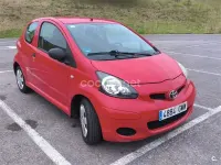 Usado Toyota Aygo Live 68 CV (50 kW) 2009 Rojo Utilitario