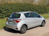 Usado Toyota Yaris Hybrid Advance 100 CV (73 kW) 2018 Gris / plata Berlina