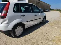 Usado Ford Fiesta Ghia 68 CV (50 kW) 2005 Blanco Utilitario