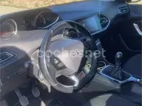 Usado Peugeot 308 Allure 100 CV (73 kW) 2019 Blanco Berlina