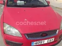 Usado Ford Focus Trend 90 CV (66 kW) 2006 Rojo Berlina
