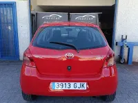 Usado Toyota Yaris Sol 87 CV (63 kW) 2008 Rojo Utilitario