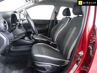 Usado Hyundai i10 67 CV (49 kW) 2022 Rojo Utilitario