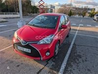 Usado Toyota Yaris Hybrid Active 100 CV (73 kW) 2015 Rojo Berlina