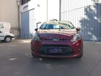 Usado Ford Fiesta Trend 70 CV (51 kW) 2011 Granate Berlina