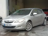 Usado Opel Astra Enjoy 115 CV (84 kW) 2011 Gris / plata Berlina