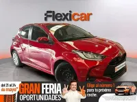 Usado Toyota Yaris Hybrid Active 116 CV (85 kW) 2023 Rojo