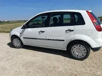 Usado Ford Fiesta Ghia 68 CV (50 kW) 2005 Blanco Utilitario