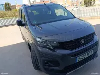 Usado Peugeot Rifter GT 100 CV (73 kW) 2023 Gris / plata Monovolumen