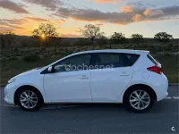 Usado Toyota Auris Active 126 CV (92 kW) 2013 Blanco Berlina