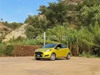 Usado Ford Fiesta Trend 82 CV (60 kW) 2014 Amarillo Utilitario