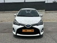 Usado Toyota Yaris Hybrid Active 100 CV (73 kW) 2016 Blanco Berlina